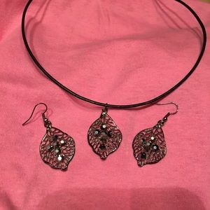 Gorgeous set necklace & earrings light weight NWT